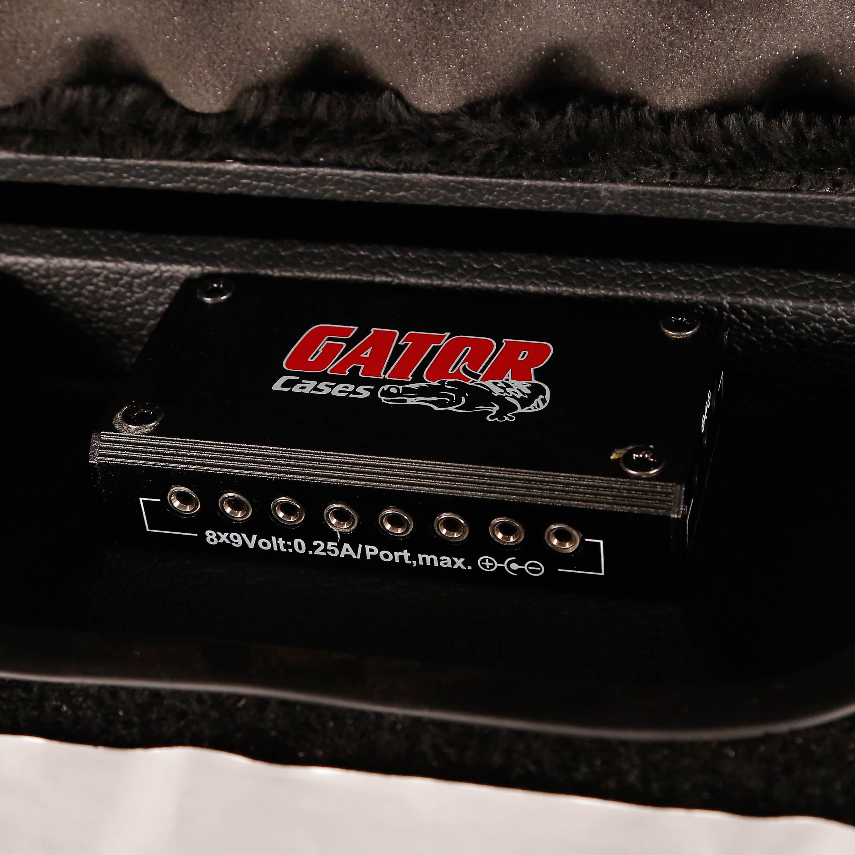 Gator GW-GIGBOXJRPWR Gig-Box Jr. Powered Pedal Board/Guitar Stand Case